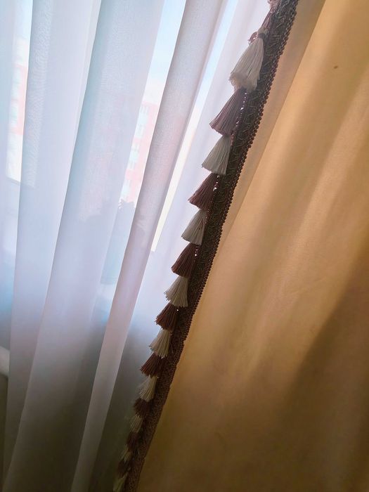 Шторы с кисточками+тюль