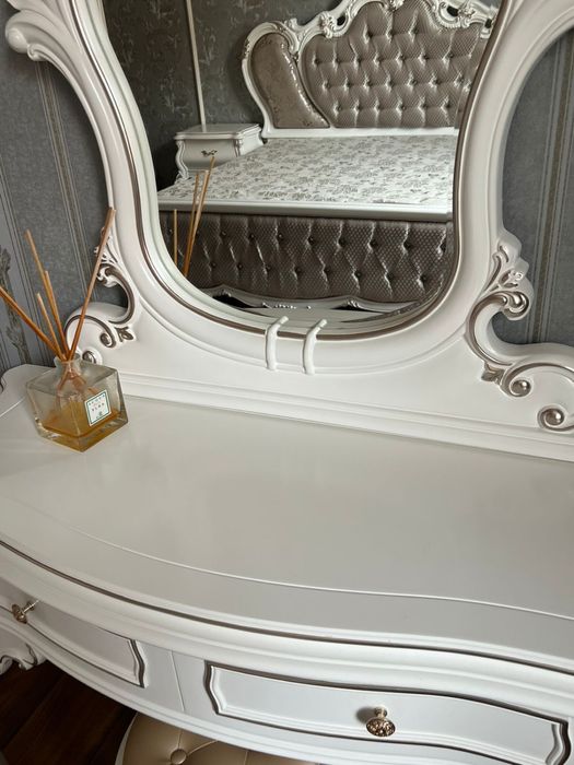 Спальный гарнитур из дерева.