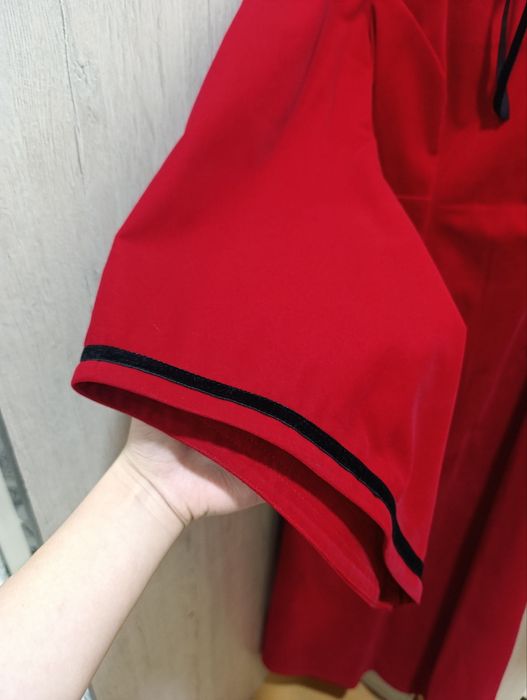 Платья на выход. Очень красивый ярко красный цвет. Материал бархат