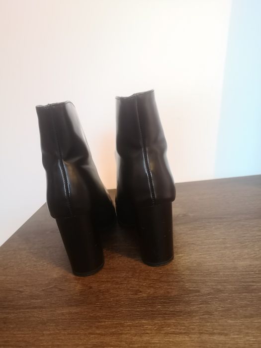 Botine negre cu fermoar mar. 36