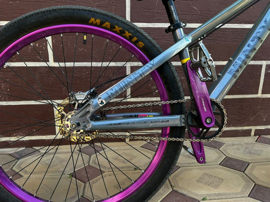 EREK M8  dirt street