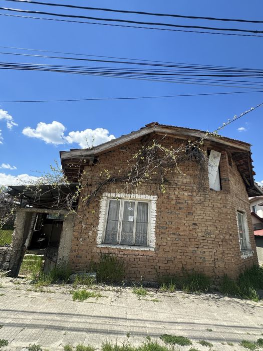 Продава се къща в гр Долна баня