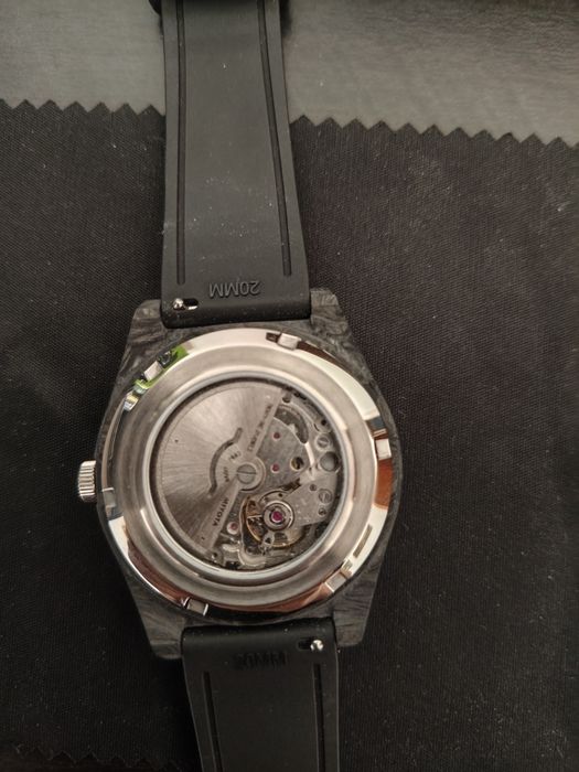 Ceas Time Token, fibra de carbon infuzata cu fosfor.