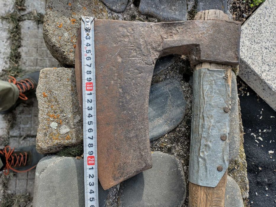 Огромна стара брадва за колекция