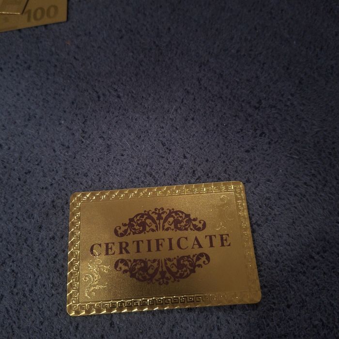 Позлатени евро банкноти