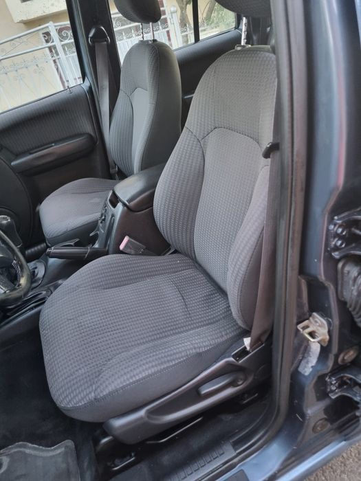 Vând Jeep Cherokee Sport Motor 2.5CRDi 4x4 cu reductor an 2002