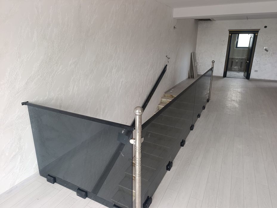 Balustrada din sticla securizata fixata in profil