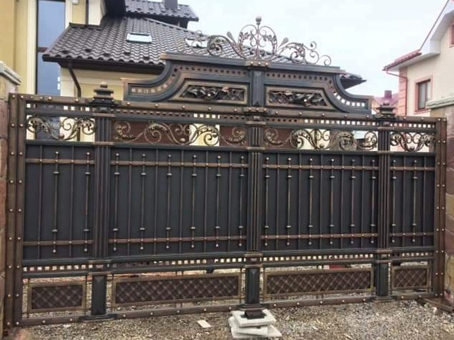 Porți, garduri, mâini curente, balansoare din fier forjat.