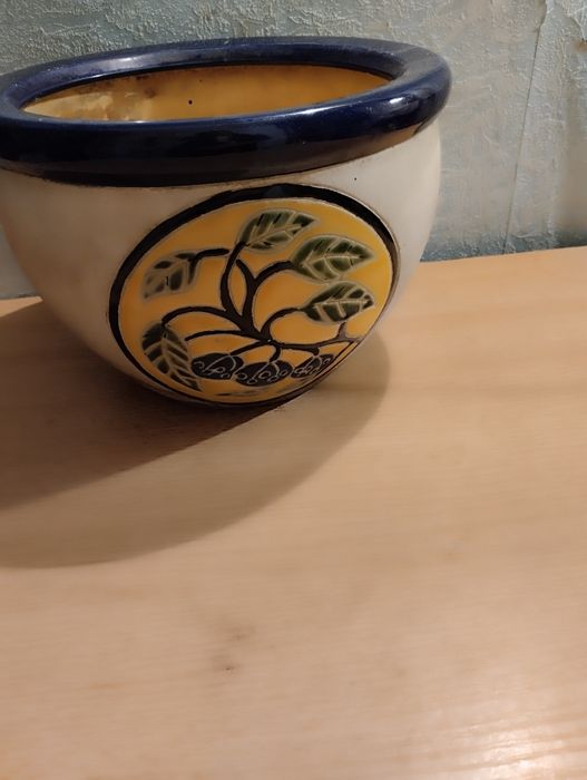 Керамичесуий цветочный горшок.