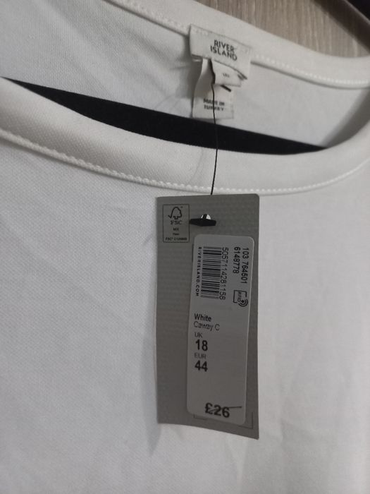 Tricou nou , cu detaliu șnur pe o parte.