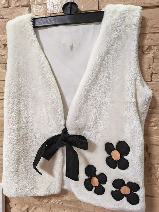 Vesta de blanita sintetica cu model floral