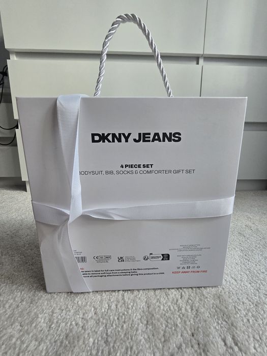 DKNY Jeans Baby 4 Piese, Set cadou nou născut,, 0-3 luni