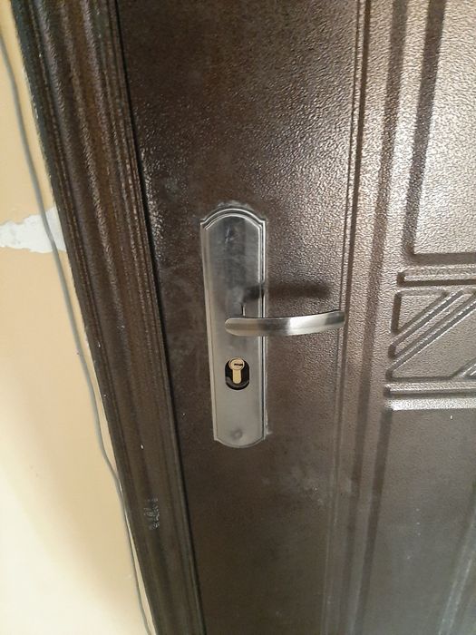 Продам входную дверь