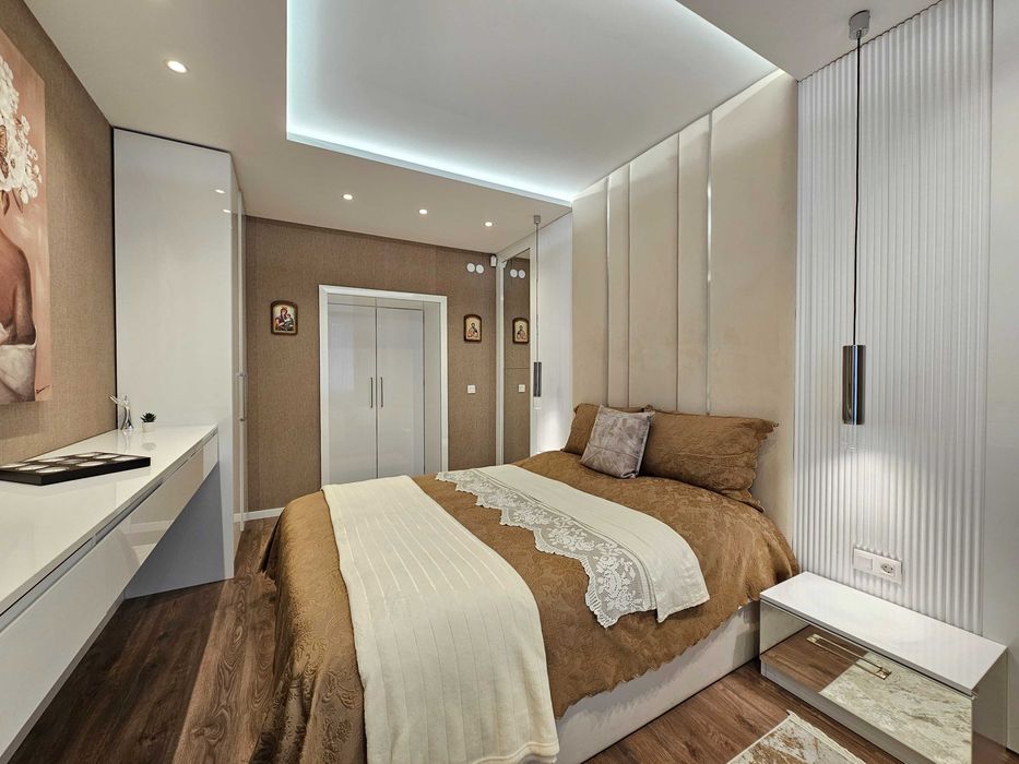 Продава се Тристаен апартамент в София, Център - 105 кв.м за 5505 €/кв.м - Снимка #2