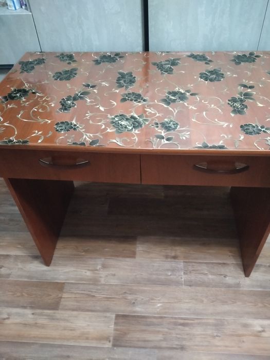 Продам стол со шкафчиками