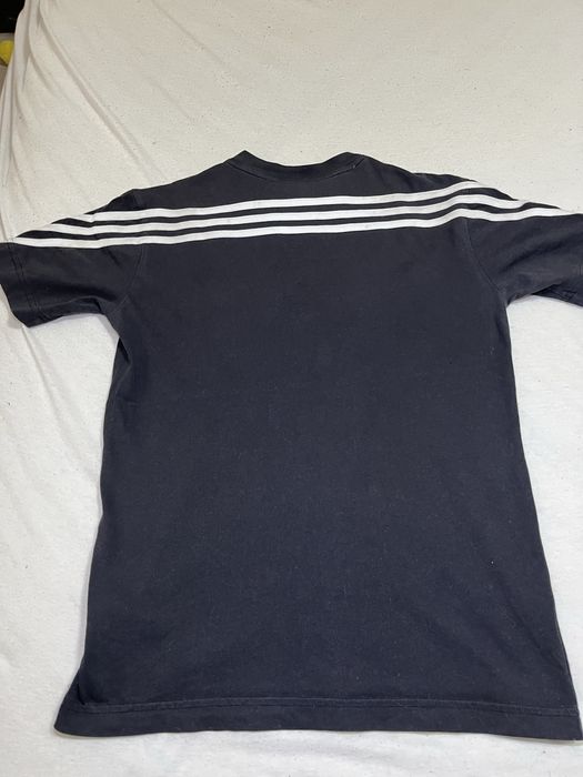Adidas тениска 3 ленти през гърба