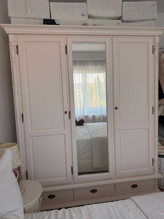 Șifonier alb din lemn masiv Elvila, 3 uși + oglindă, 1.000 lei