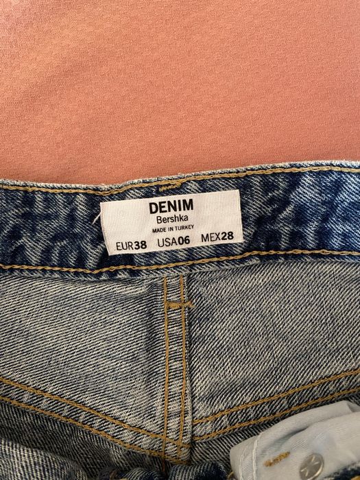 Дънки с висока талия на Bershka