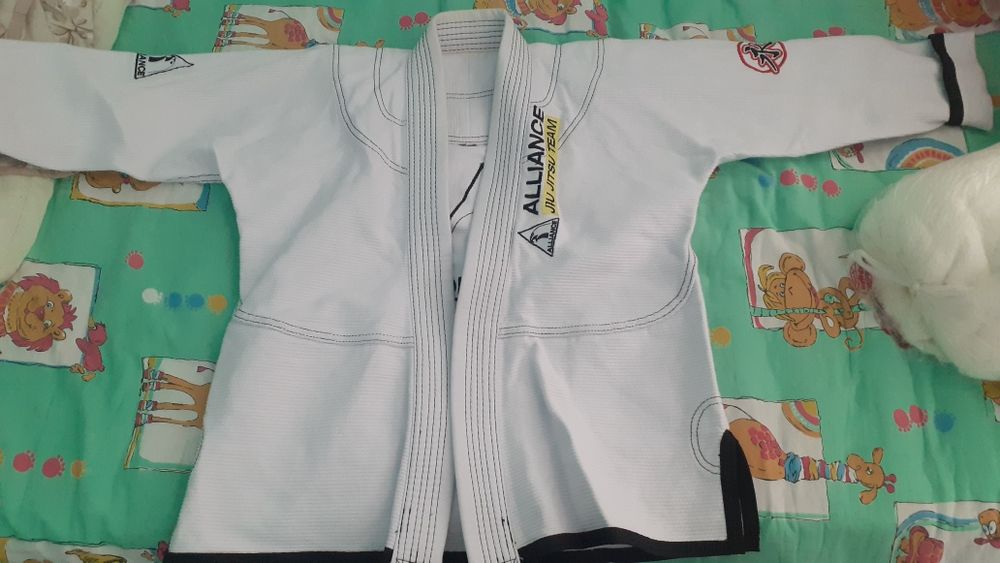 Продам кимоно 2 размера.