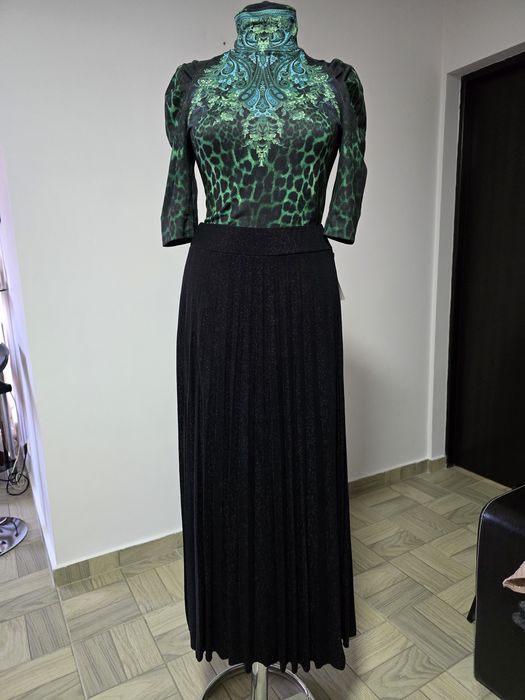 Top animal print cu umeri bufanti;