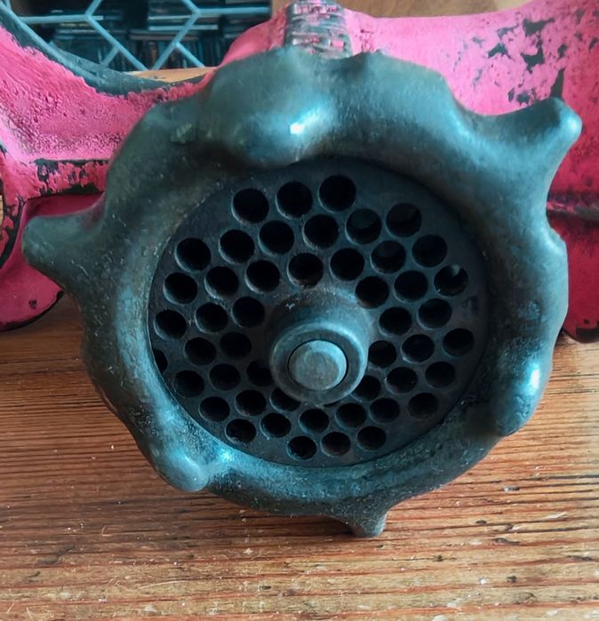 Антична ръчна  месомелачка модел номер 5 от 1910 - 1930 гд. 
Напълно о