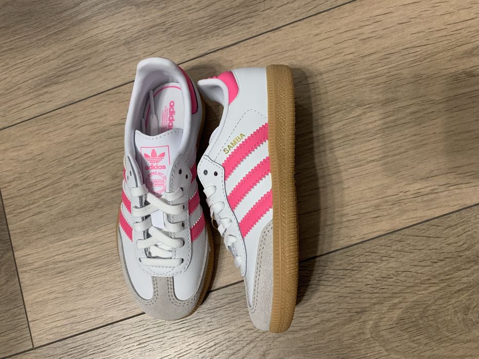 Adidas cu dungi roz