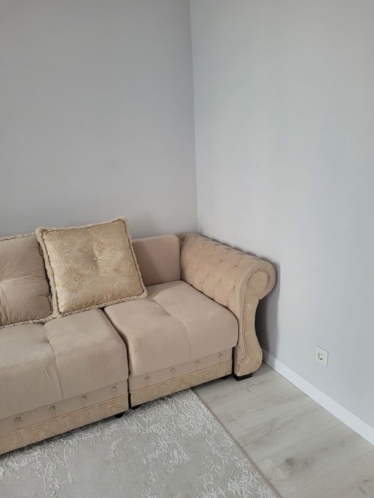 Продаю диван 4 метра, раскладывается.