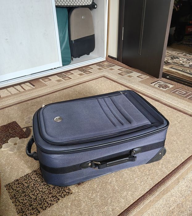 Продам чемодан на колёсах