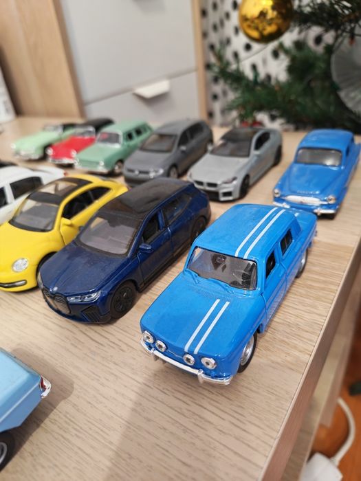 Vând sau schimb machete auto 1:36