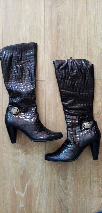 Cizme de piele lacuita masura 38, aproape noi