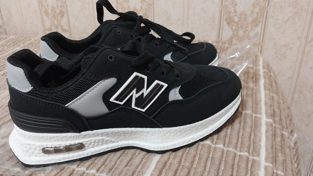 Новые кроссовки 36 размер