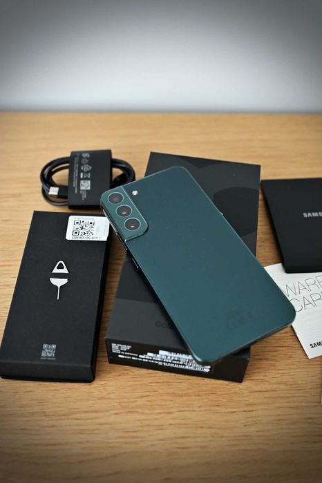 Комплект SAMSUNG S22+ със слушалки - в неразличимо от ново състояние