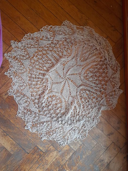 Дантела каре на една кука и куки за плетене