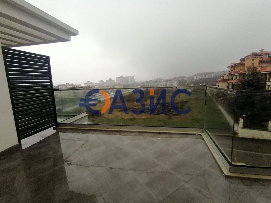 Два 2-стайни апартамента на 4-ти етаж със страничен изглед към морето