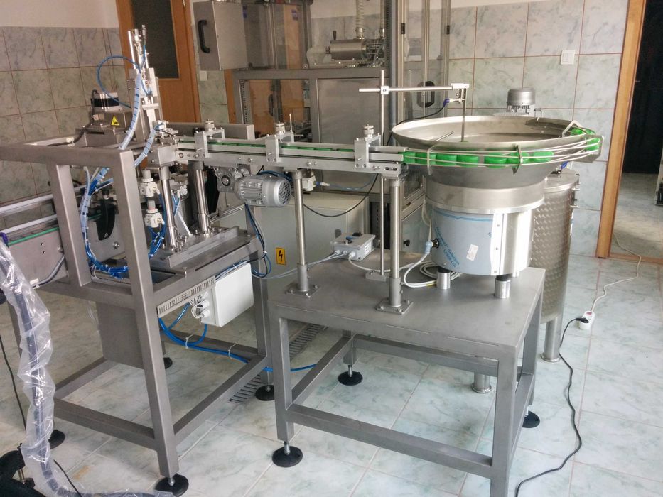 Masina dopuit automata dop plastic click-on, alimentator dopuri, inox