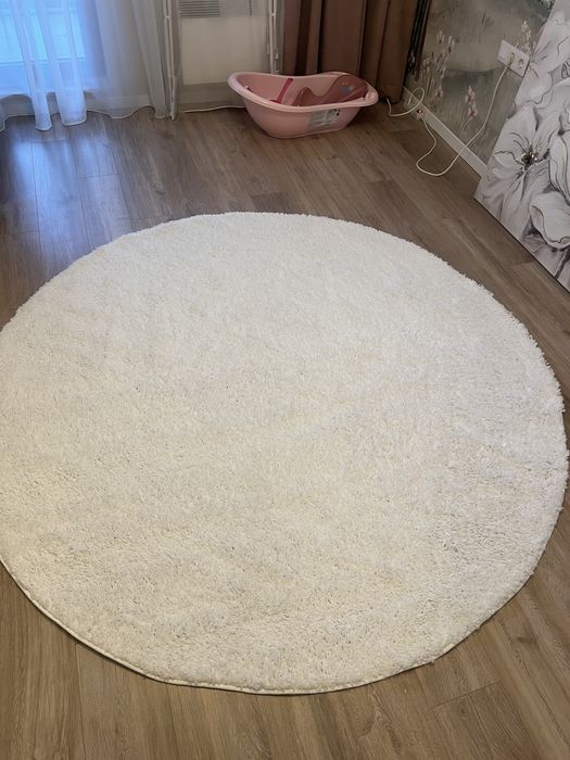 Кръгал мек килим бял