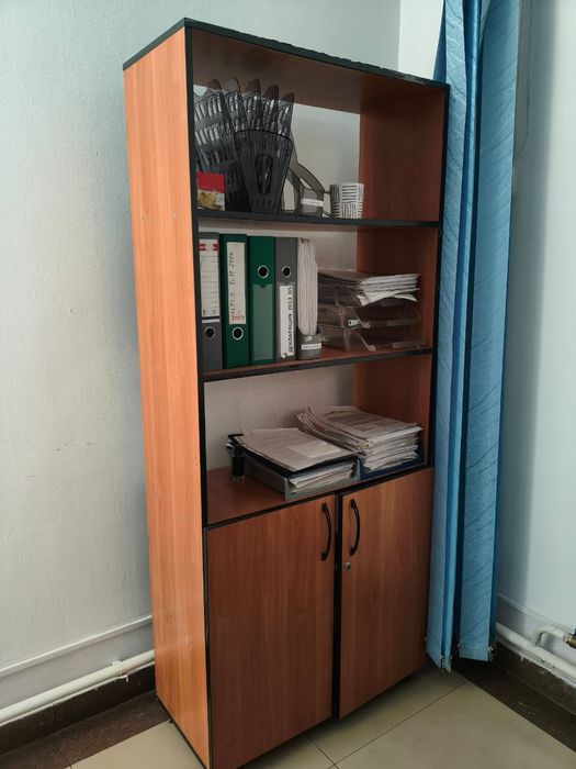 Продается офисный шкаф.