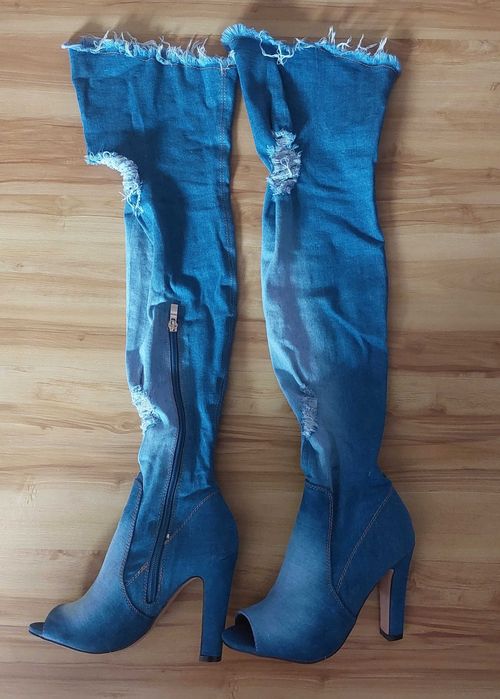 Различни обувки на висок ток