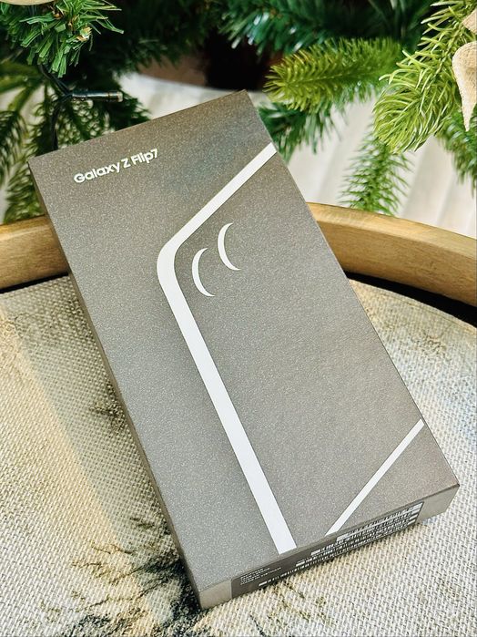 Samsung Z Flip 7 256GB - перфектен, с гаранция до 24.08.2027