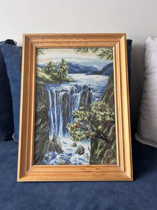 Голям ръчно шит гоблен „Водопад“ с масивна дървена рамка и стъкло – 64×45 см