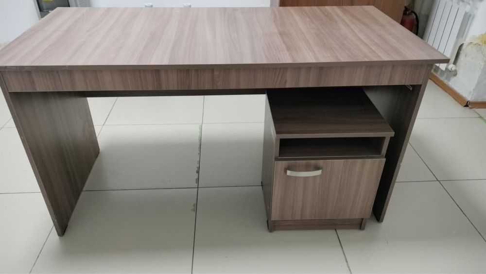 Продам 2 стола с тумбами и шкаф для одежды