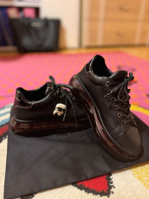 Vând Karl Lagerfeld