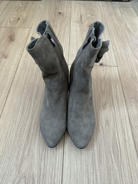 Серые сапоги на каблуке