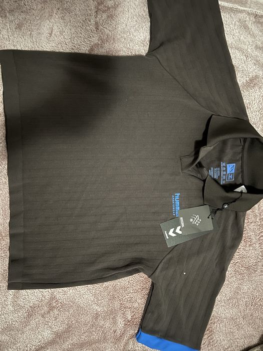 Това е кафява тениска Hummel с технология BeeCool.