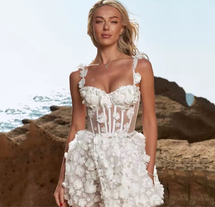 Къса булченска рокля