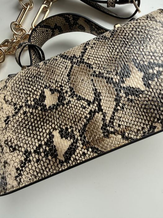 Сумка Charles & Keith, змеиный принт