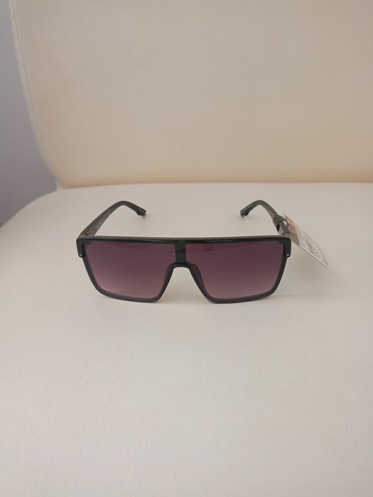 Vând ochelari de soare model deosebit produs de calitate superioara.