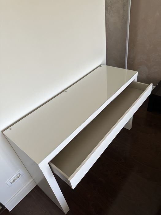 Masa de machiaj Malm si scaun Ikea