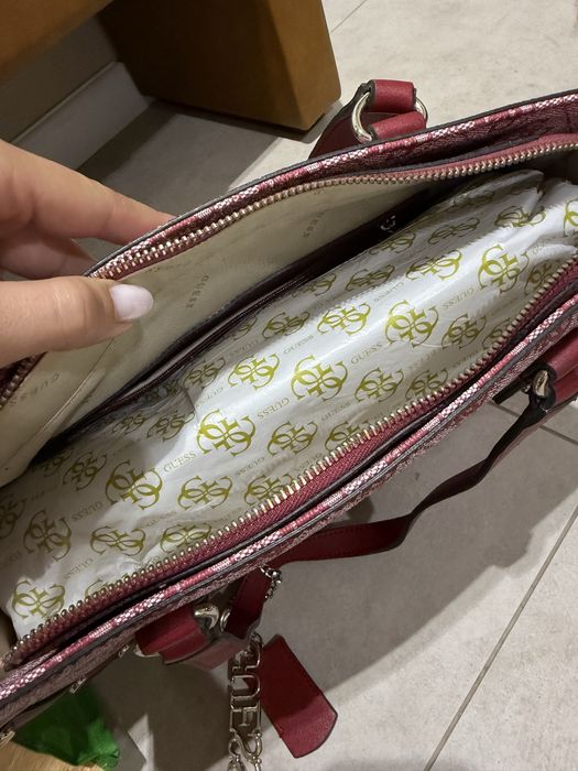 Червена чанта Guess