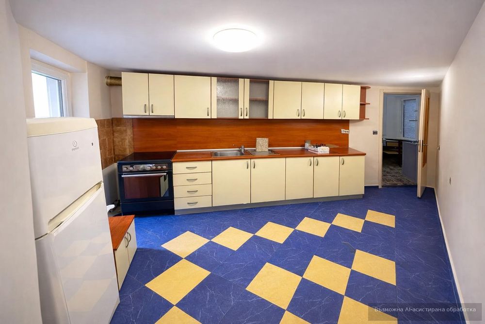 Етаж от къща  в гр.Варна, Погреби!